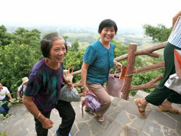 重阳节留守老人爬山 重阳节留守老人爬山