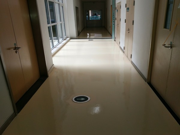 医院走廊亚麻地板翻新后 医院走廊亚麻地板翻新后