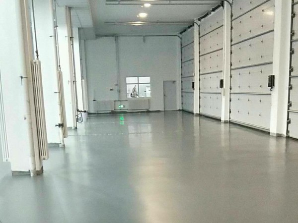 长白山机场消防车库环氧地坪养护后 长白山机场消防车库环氧地坪养护后