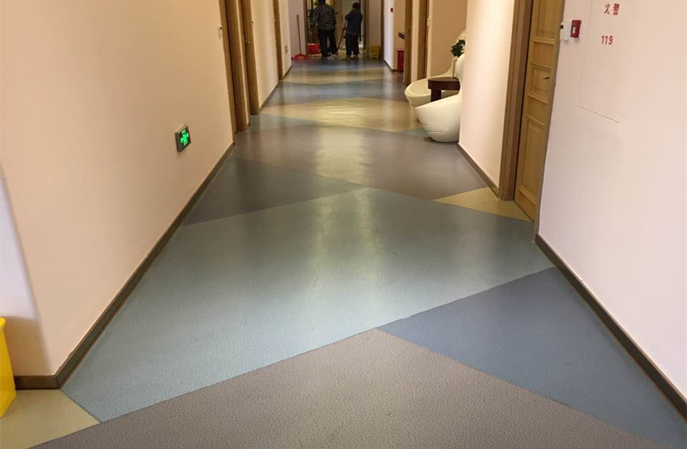 医院PVC地板保养难题破解：为什么勤打蜡仍会变色？深度解析塑立得防护涂料革新价值